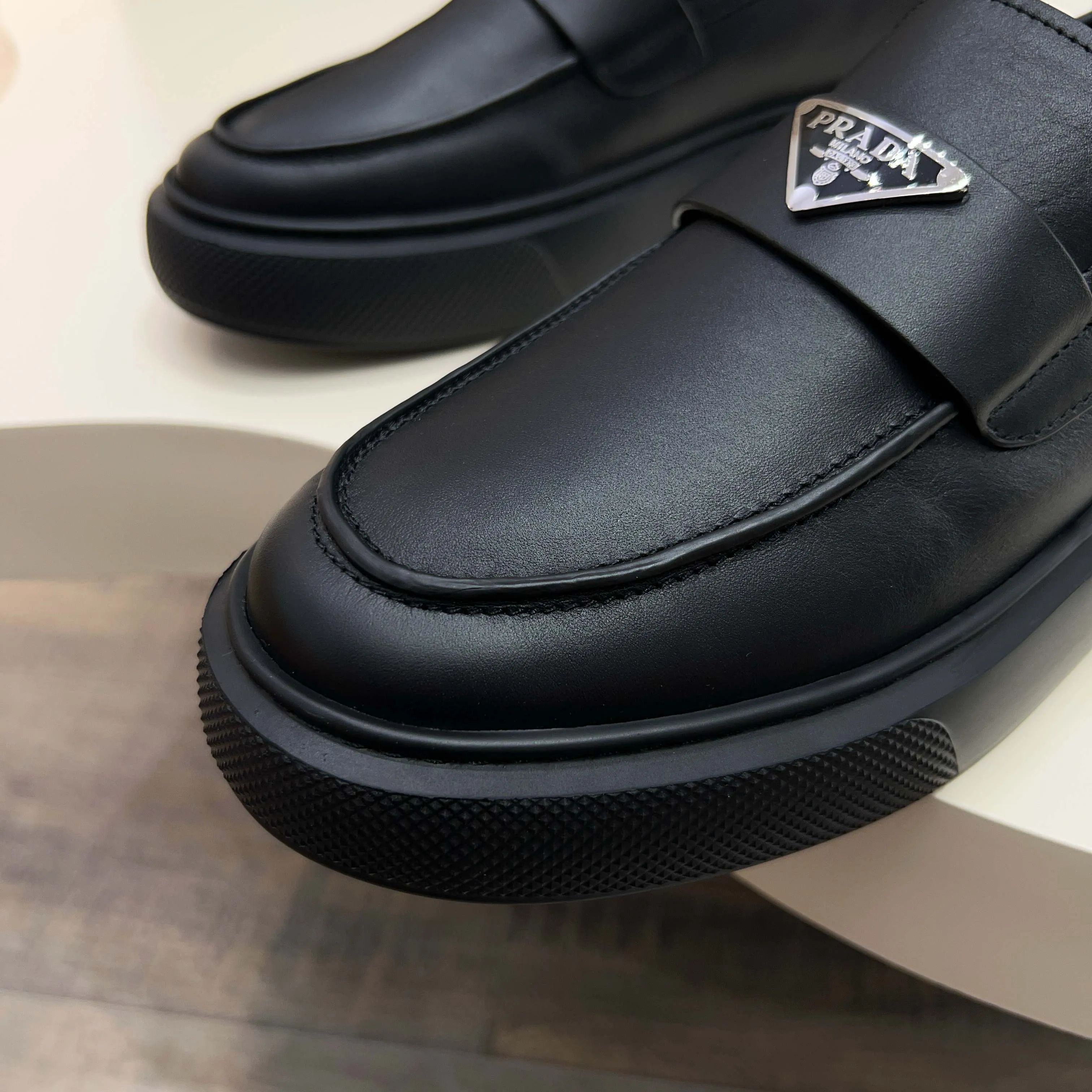 💰740 Thick-soled trendy brand (Prada) mainly promotes popular models, avant-garde and versatile fashionable men's shoes, private version molding, cowhide splicing 1:1 replica... fashionable, simple, elegant, more eye-catching and more classy, ​​it will subvert the old idea, a must-have for fashionistas who want to spend time with you! Must keep it! Tall and comfortable outsole, high-end quality workmanship. @ Code number: 39-44 38 45 can be ordered. Multiple colors are available.